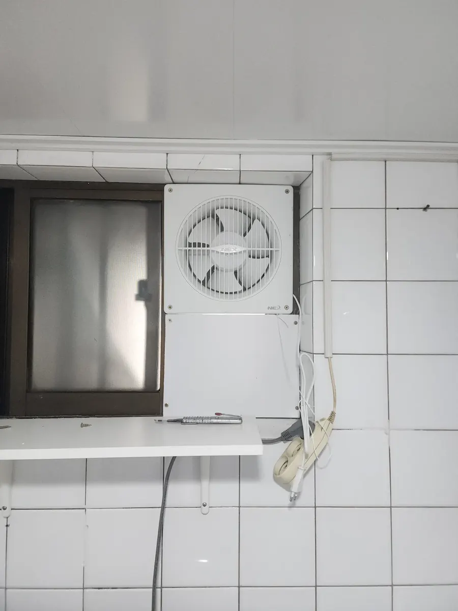 환기팬 설치 — 환풍기 아래 흰 마감판을 붙인 모습