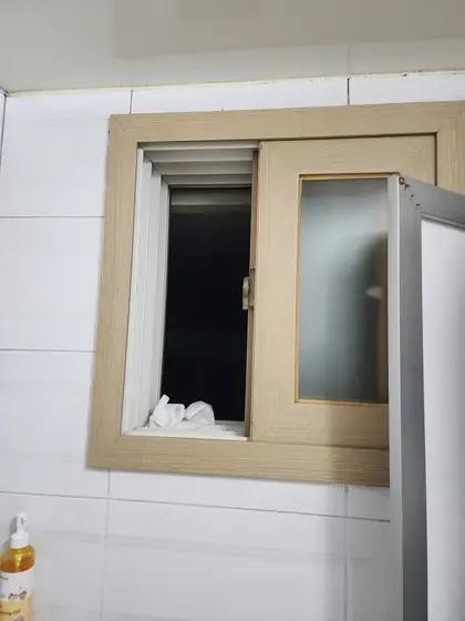 빌라 환풍기 — 나무 무늬 틀의 작은 미닫이창